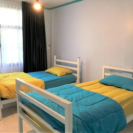 Meet & Meal Hostel